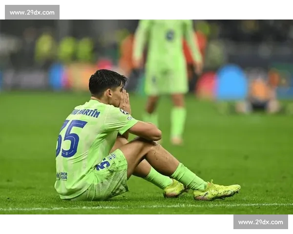 巴萨新星库巴西恋情曝光！携红发女友甜蜜度假机场秀恩爱