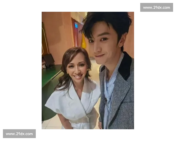 陈哲远泰国见面会 C 位登场，与高层合影尽显国际巨星风范