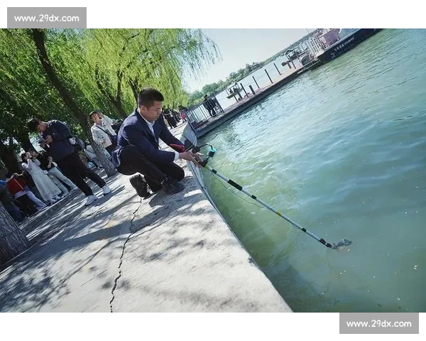 颐和园 “打捞神器” 3 分钟捞起落水手机 游客惊喜发现仍可使用